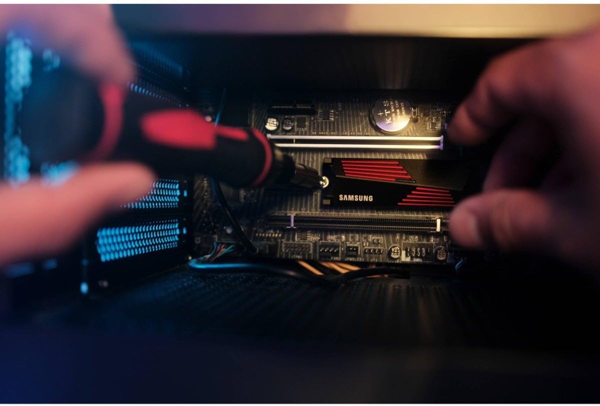 Samsung 990 PRO NVMe M.2 SSD mit Heatsink, 2 TB, PCIe 4.0, 7.450 MB/s Lesen, 6.900 MB/s Schreiben, Interne SSD für PC-/Konsolen-Gaming und Videobearbeitung, MZ-V9P2T0CW